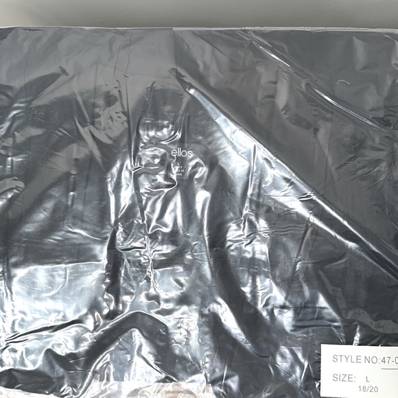 NWT Don’t be fooled by the wrinkles these are brand new fresh out the packaging - Picture 2 of 10